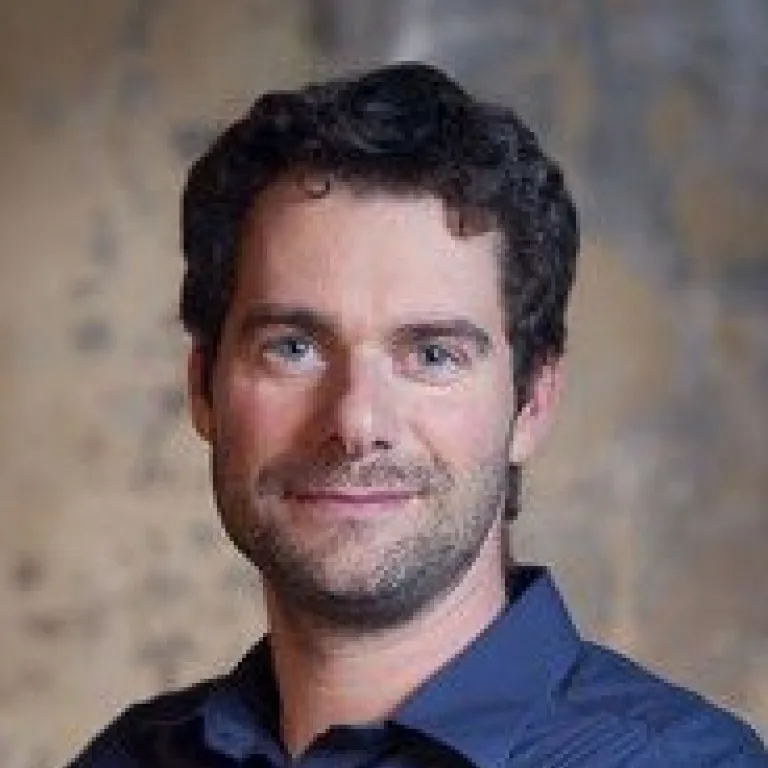 Interview de Sylvain Kolakowski : Hypnose, magnétisme et pratiques corporelles : une approche globale du mieux-être